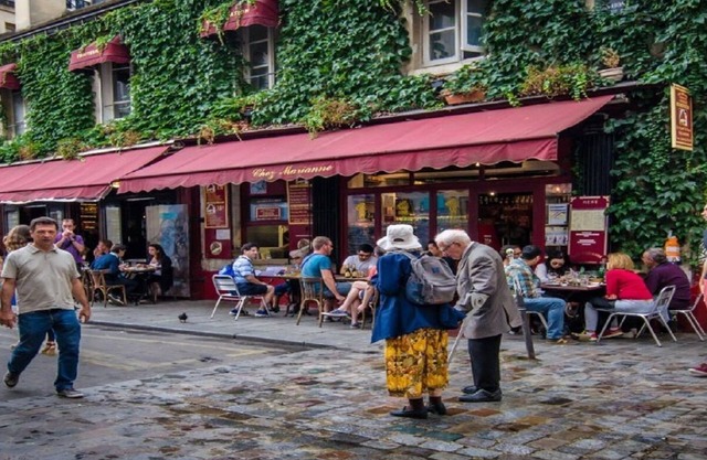 THE ESSENCE OF LE MARAIS & ITS SIGNATURE COBBLED STREETS