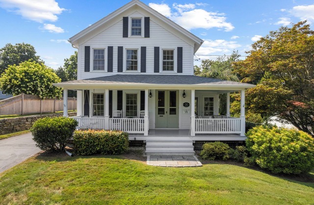 The Farmhouse Downtown Mystic~Walk to Seaport, Shops and Restaurants