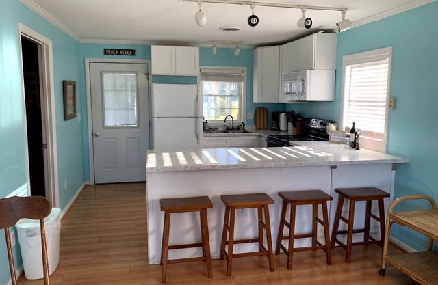 “The Fishbowl” - The Perfect Surf City Intimate Beach Cottage!