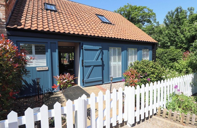 THE FORGE, with a garden in Laceby