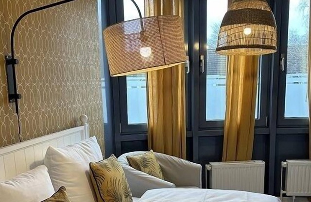 The furnished 3-room-apartment is approx. 45 m2 big, is located on the 2nd floor of our apartment house Saseler Chaussee and is suitable for max. 4 people.