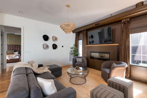 The Gambler - Pool Table Plus Rooftop with Firepit