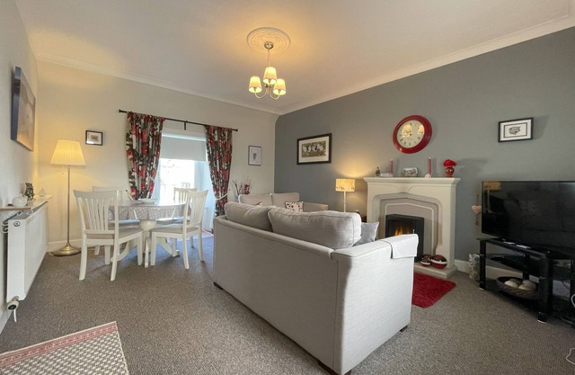 The Garden Flat - an apartment that sleeps 4 guests in 2 bedrooms