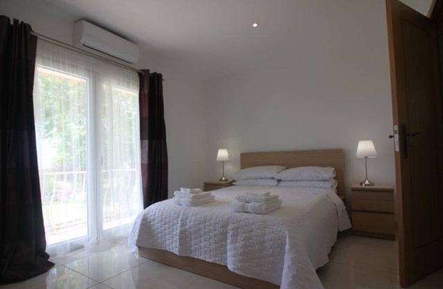 The Garden House 2 Bedroom, 2 Bathroom Apartment. Pool. Spa. Gym