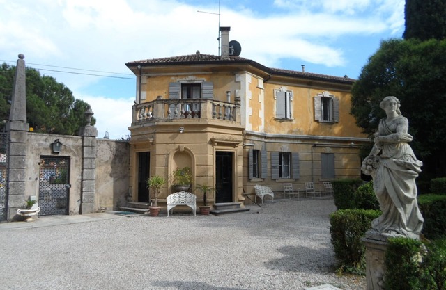 The Gate Lodge is a 180 Mq Villa with Park