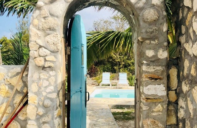 The Gatehouse – Ultra-Private Oceanfront Villa + Pool + Starlink WiFi + Kayaks