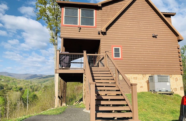 The Getaway at Cavies Cove. Charming cabin with BEAUTIFUL MOUNTAIN VIEW !