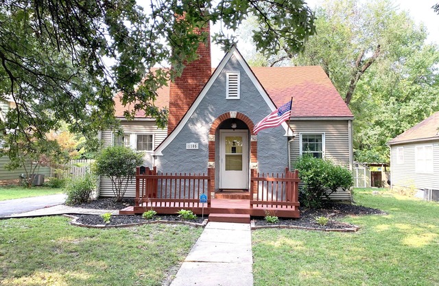 The Ginger Bread House~Central Location~King Beds~Charming