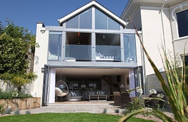 The Glasshouse Sleeps 4 (2 bedroom), modern and contemporary.