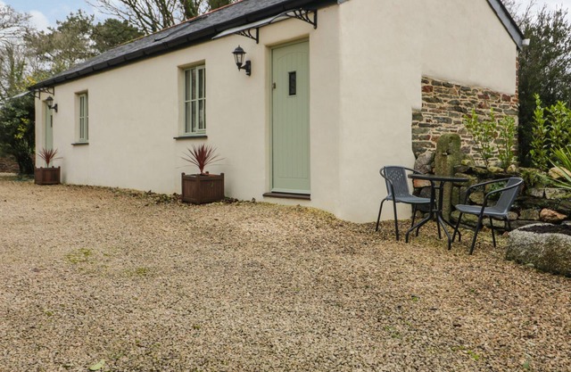 THE GRANARY, pet friendly, character holiday cottage in Summercourt