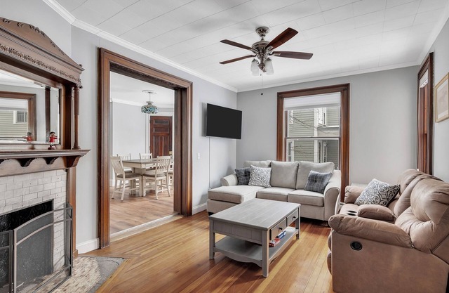 The Grand Mare Whitney | Award Winning Restoration | King Bed | Sleeps 4