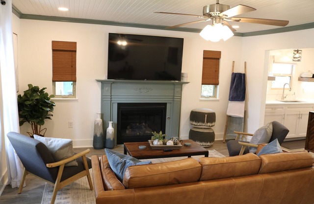 The Grape Escape - Beautiful home with indoor hot tub blocks away from Main St.