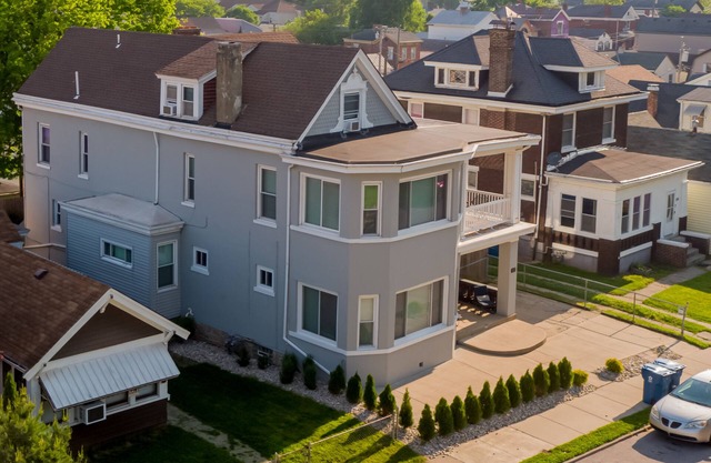 The Gray Whale. 6 BR 3 Baths. Three miles to Downtown Cincinnati. Sleeps 18+