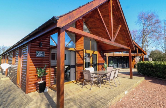 THE GREEN MONKEY, pet friendly, with hot tub in North Hykeham