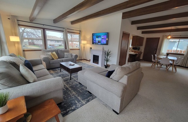 The Gwen/Charming 2-bedroom upstairs apartment in quiet duplex