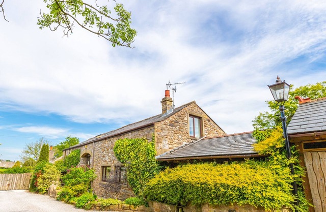THE HAWTHORNS, pet friendly, character holiday cottage in Gisburn
