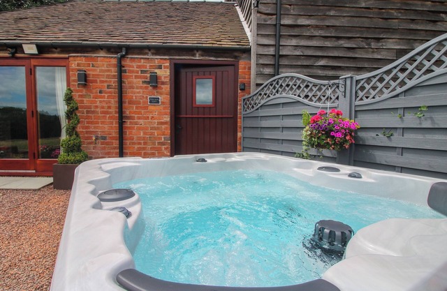 THE HAY LOFT, romantic, with hot tub in Bridgnorth