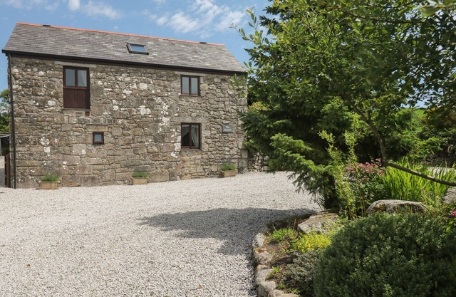 THE HAYLOFT, pet friendly, character holiday cottage in St Neot