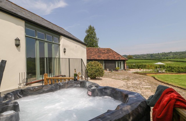 THE HAYLOFT, romantic, with hot tub in Honiton