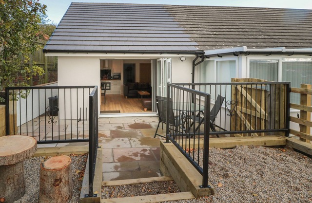 THE HIDEAWAY AT HOLLYOAK, pet friendly, with a garden in Belford