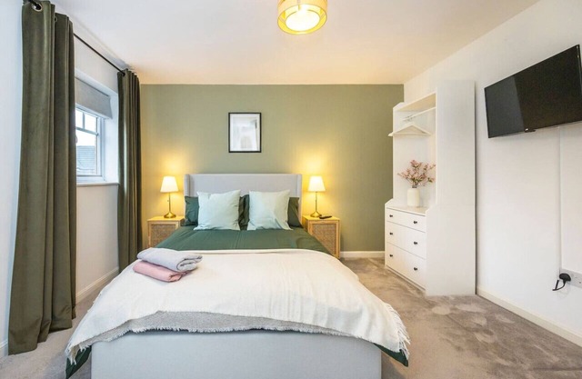 The Lake Hub: Comfortable 2-Bedroom Apartment with Private Garden
