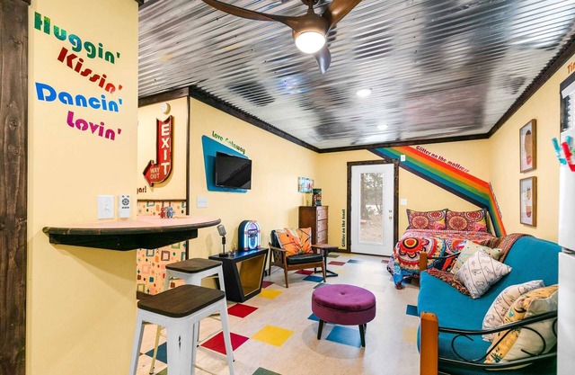 The Lake Shack -Fun and Quirky, Bring Your Boat, A Fun Getaway Experience!-B52