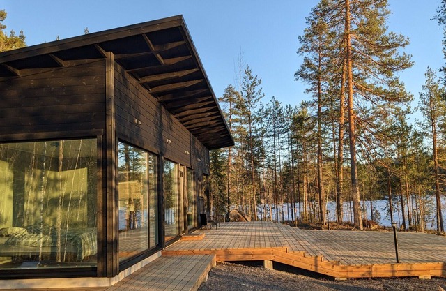 The lakehouse offers luxury and breathtaking views close to nature.