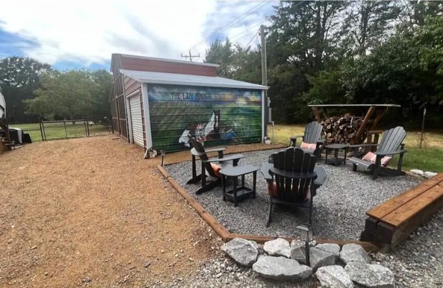 The Lazy Pony at the Barn/Hot Tub/3 acres Hiking Trails/Unique Barn Living Area
