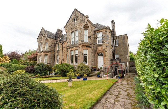 The Lindsay House - an apartment that sleeps 6 guests in 2 bedrooms