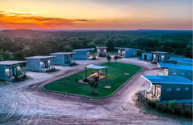 The Liney Moon - Horseshoe Cottage w/Pool, Firepits, Putting Green, & More!