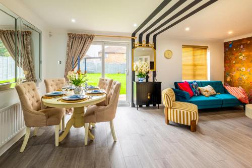 The Little Chinoiserie 2 bed house with large garden and only 7 min away from MK Central Rail station and City Centre
