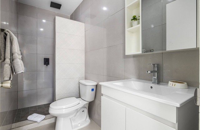 The Lizard Inn 3 min drive from Eagle Beach