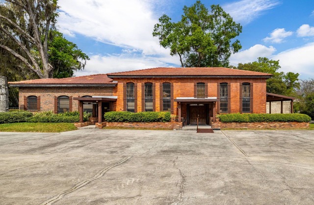 The Locke Inn Suites - Stay in Dade City's historic former jailhouse!