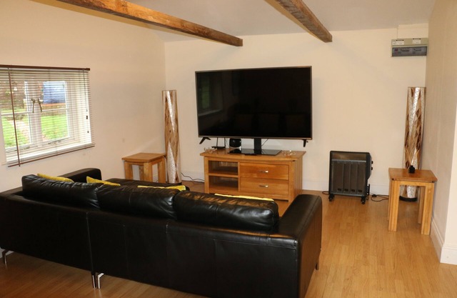 The Lodge - Luxury stay with Hot tub, fire-pit, 2 acres of private garden