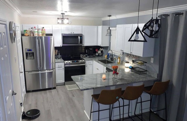 The Lounge, cozy home away from home 10 minutes from downtown.