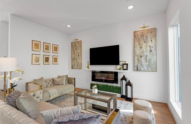 The Luxe Lair - Convenience and Comfort meet Lavish Luxury townhouse