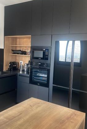 The Luxury Golden Gate Apartment, Akka