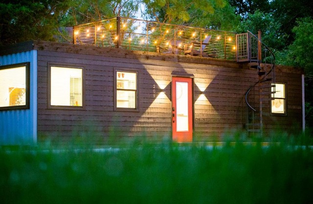 The Merlot House-Container Home 12 min to Magnolia