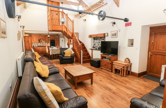 THE MILL AND STABLE, pet friendly, with a garden in Laugharne