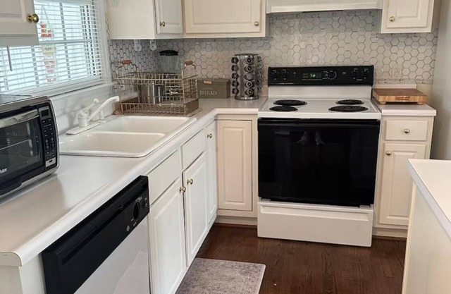 The Mirror Lake Suite: 1-bedroom apartment with WiFi, AC in lovely Fayetteville