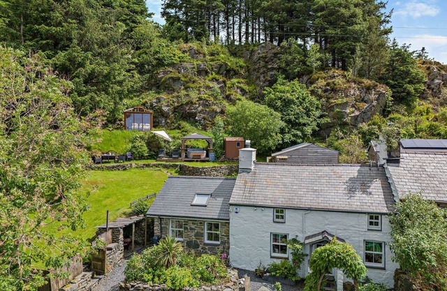 The Mountains House - Three Bedroom House, Sleeps 6