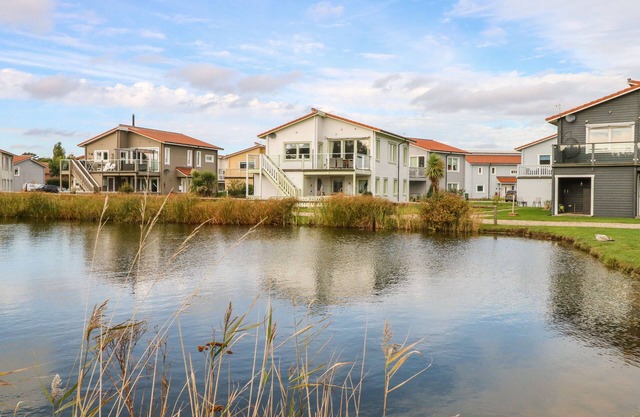 THE MYTH, family friendly, with hot tub in Belton, Norfolk