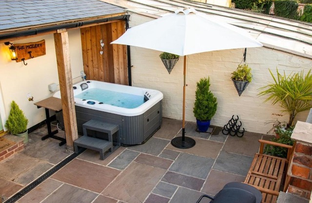 The Nest Close to York with Hot Tub