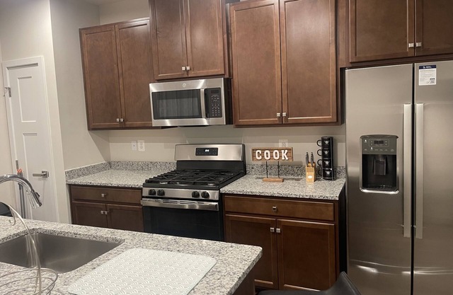 The newly built townhouse 5 min away from the airport and a mile from stores