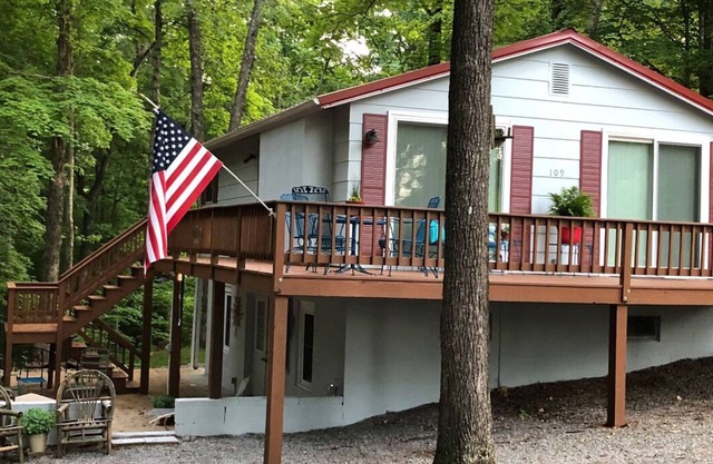 The No Wake Zone Cozy, Quiet Lake Area Property
