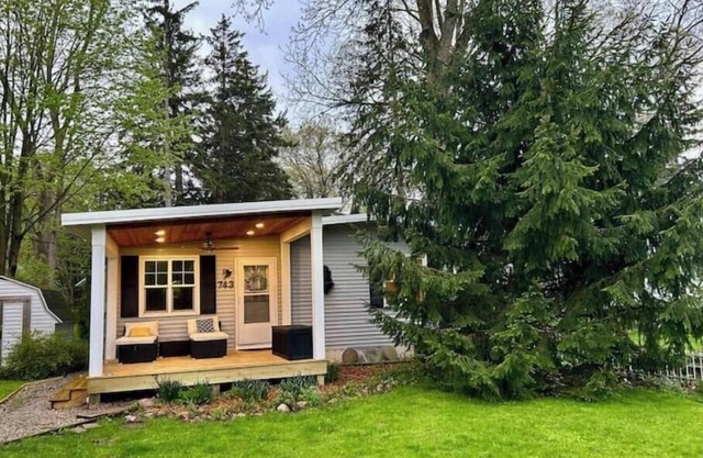 The Nook. Bright and Private. Walkable to downtown Saugatuck, fenced in yard.