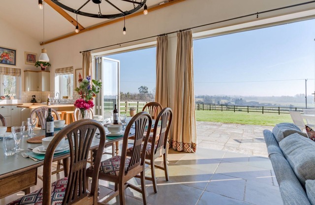 The Old Barn, Witney - sleeps 6 guests in 3 bedrooms