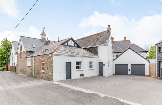 THE OLD COACH HOUSE, family friendly, with hot tub in Braunton