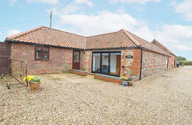 THE OLD DAIRY, pet friendly, character holiday cottage in Brisley