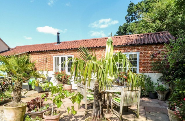 THE OLD STABLES, pet friendly, character holiday cottage in Litcham